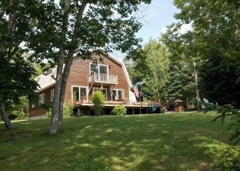 house-exterioir-from-lawn-pats-place-rental