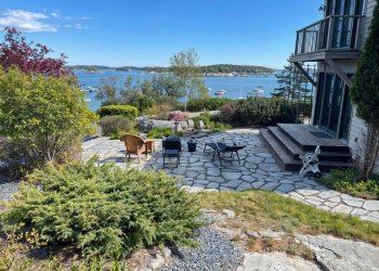 patio-overlooking-bay-gulls-ledge-rental